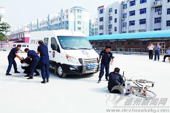 武城公安局举行运钞车押运装卸款环节防抢劫演练